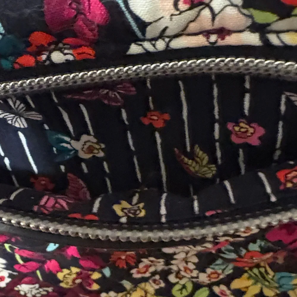 Vera Bradley cotton floral Tote in Itsy Ditsy floral pattern. - Picture 3 of 9